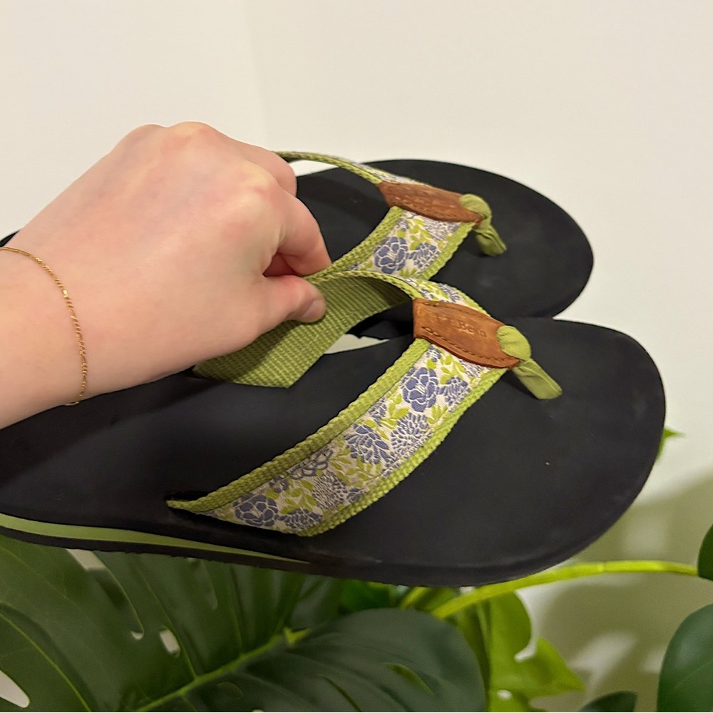 Women’s LL BEAN New Maine Isle Flip Flop Sandals Green Hawaiian Print Size 7‎